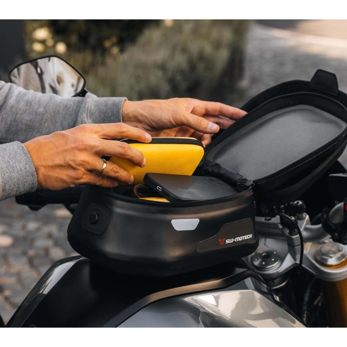 SW-MOTECH Tankrucksack PRO Micro WP, Schwarz – Bild 8